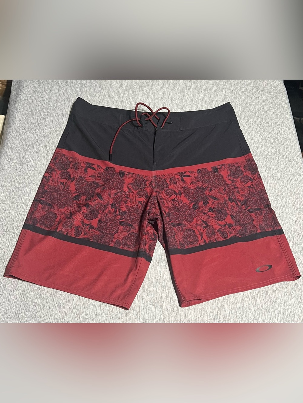 Oakley Men’s Black & Red Floral Swim Board Shorts - Picture 12 of 13